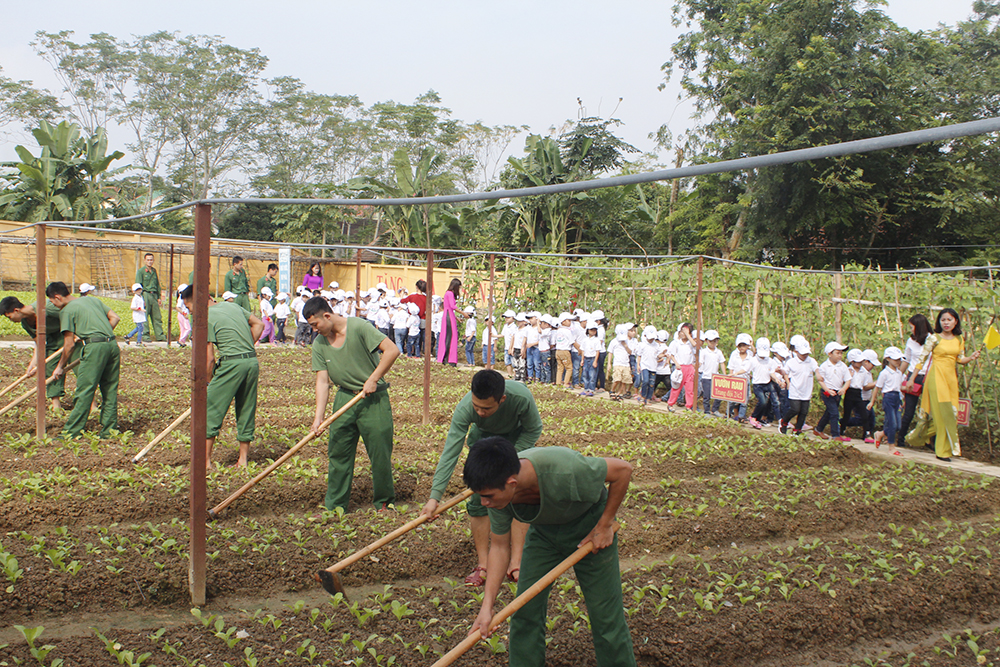 Giáo viên và học sinh Trường Mầm non thị trấn Đô Lương tham quan tại Sư đoàn 324